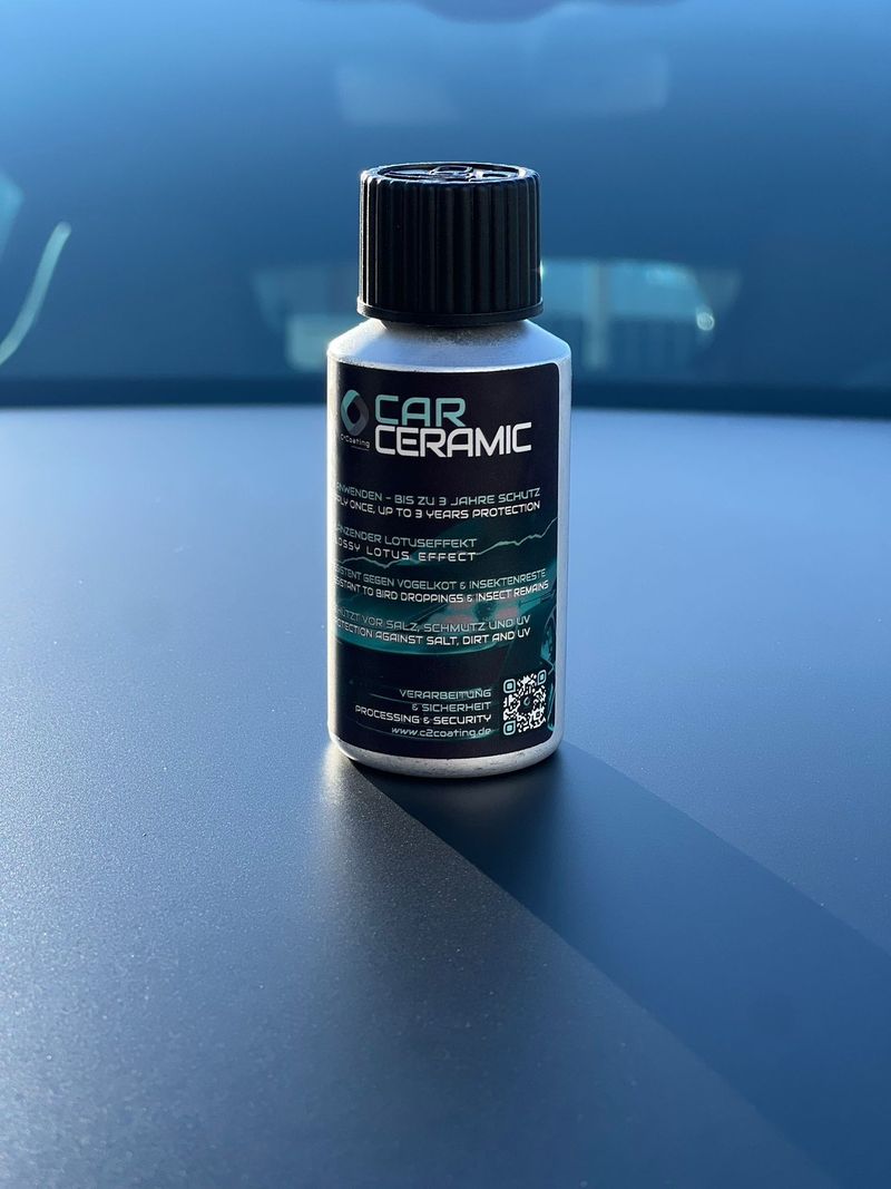 Flasche C²Coating Car Ceramic auf einem frisch versiegelten dunklen Lack